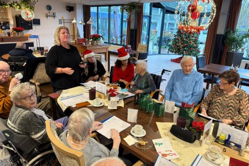 NasWerkt verzamelt kerstkaarten voor ouderen met kerstactie in 2024