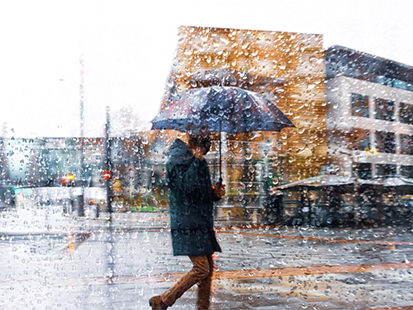 Man met paraplu lopend in de regen: 7 tips tegen de winterdip van NasWerkt